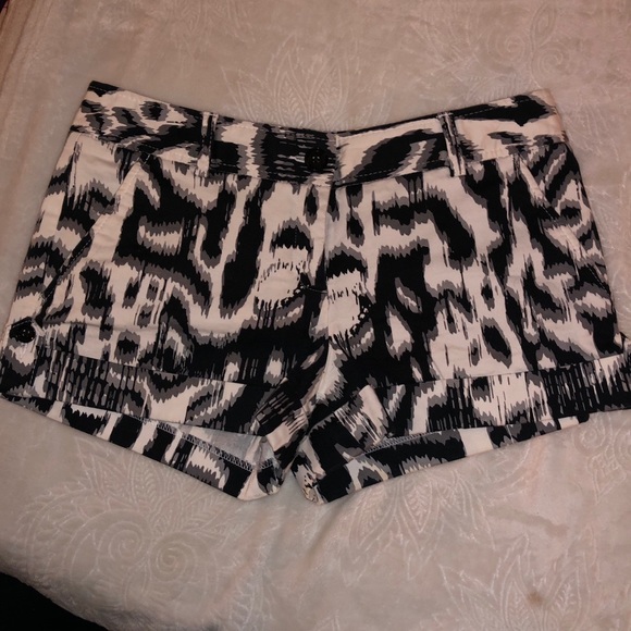 Express women’s shorts.  Size 6 - Picture 1 of 4